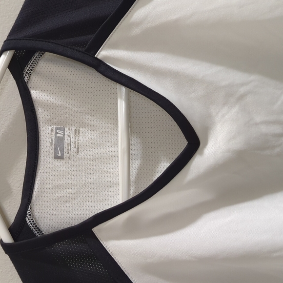 Women's NIKE light weight workout tank. - Picture 5 of 12